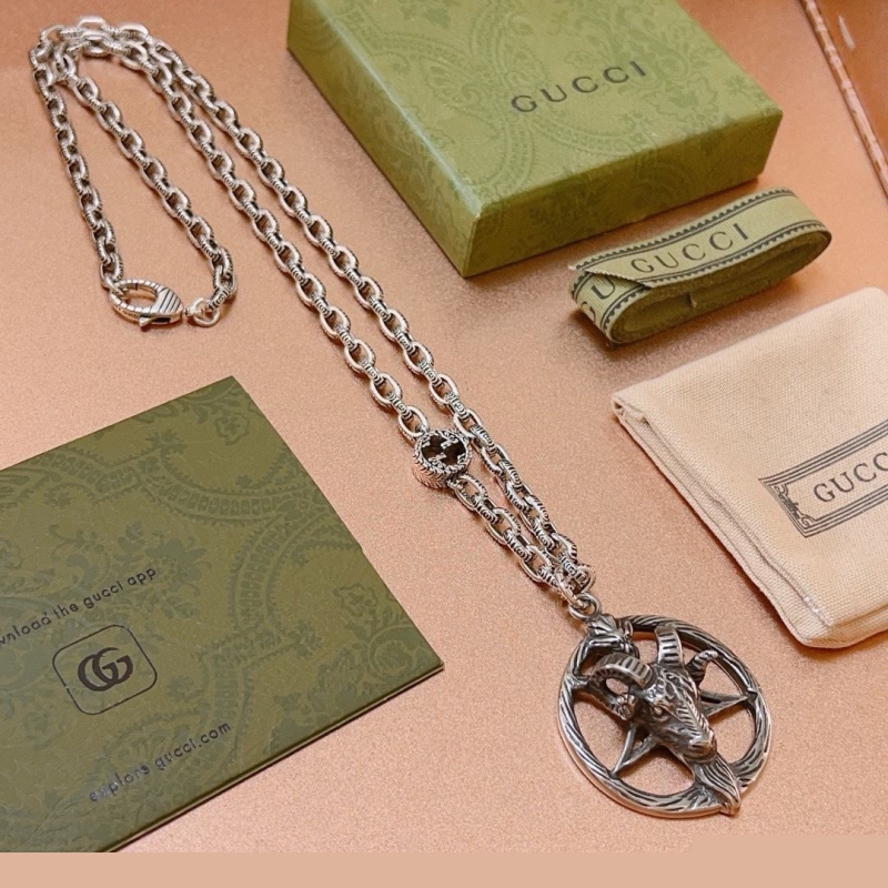G*u*i necklaces